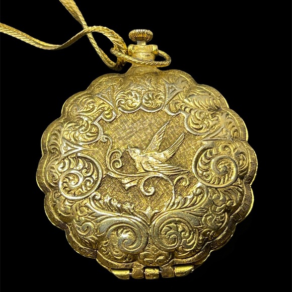 Jewelry - Vintage bird compact pendant